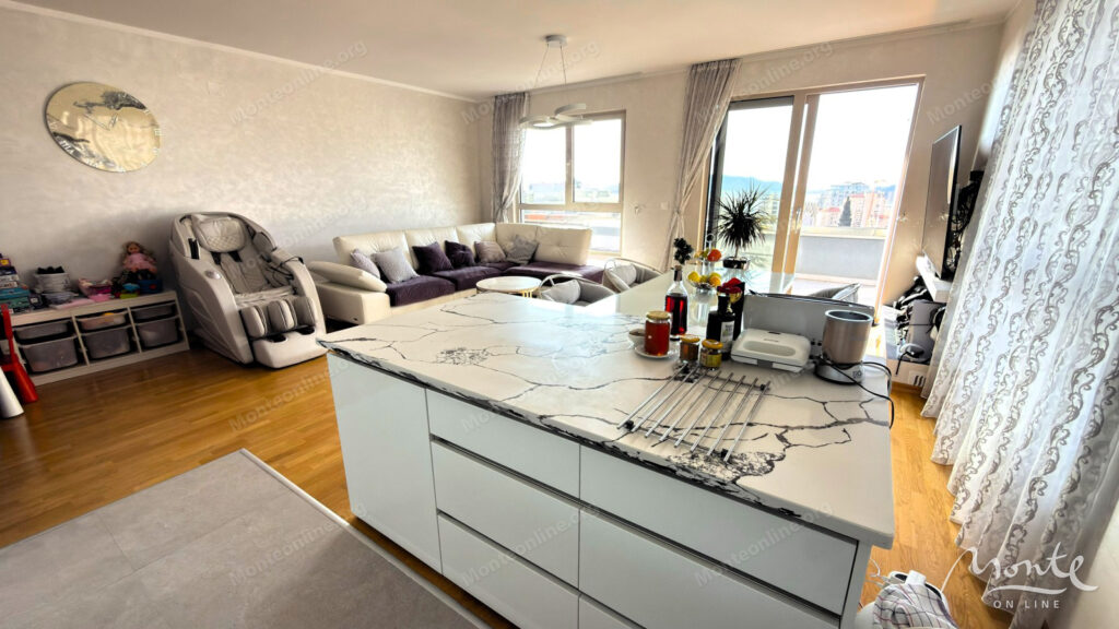 roskoshnyj penthaus s bolshoj terrasoj na kryshe garazhnym mestom i kladovoj v bechichi budva 07