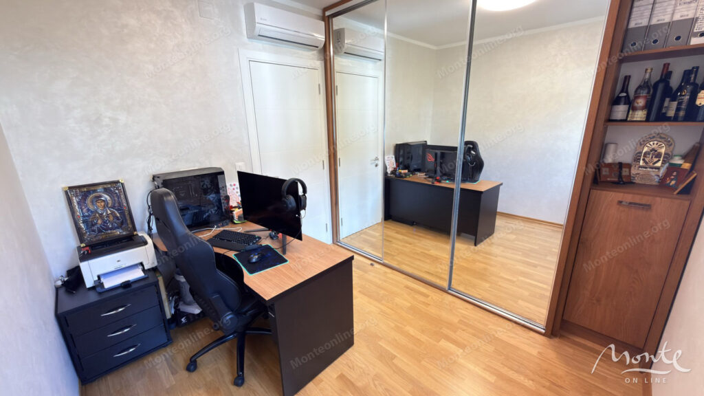 roskoshnyj penthaus s bolshoj terrasoj na kryshe garazhnym mestom i kladovoj v bechichi budva 08