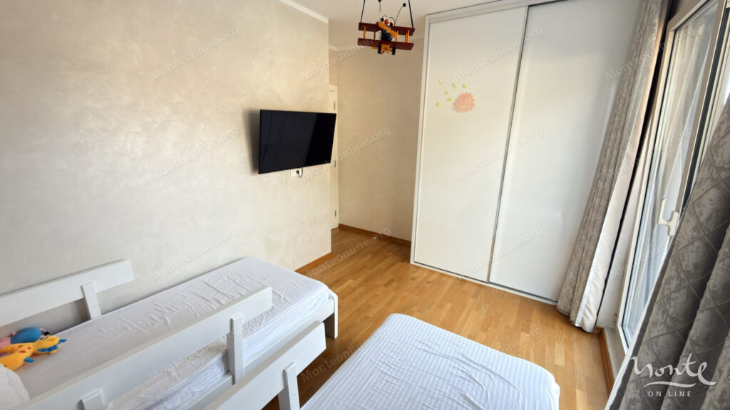 roskoshnyj penthaus s bolshoj terrasoj na kryshe garazhnym mestom i kladovoj v bechichi budva 11