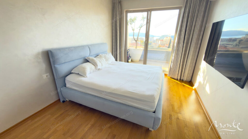 roskoshnyj penthaus s bolshoj terrasoj na kryshe garazhnym mestom i kladovoj v bechichi budva 12