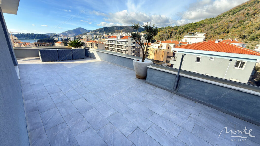 roskoshnyj penthaus s bolshoj terrasoj na kryshe garazhnym mestom i kladovoj v bechichi budva 22