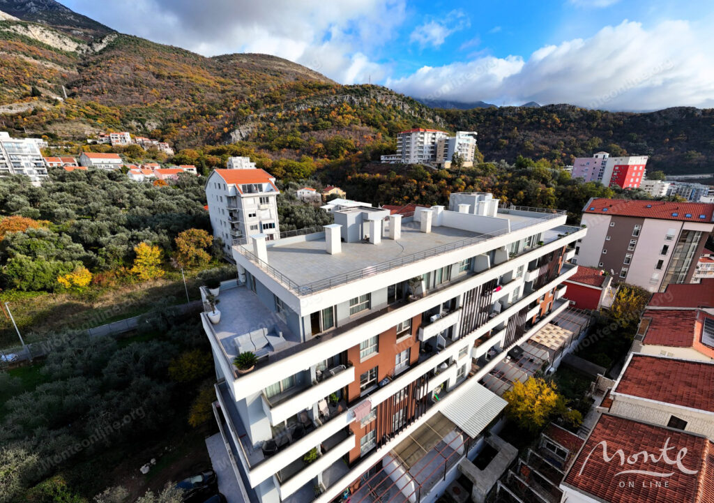 roskoshnyj penthaus s bolshoj terrasoj na kryshe garazhnym mestom i kladovoj v bechichi budva 35