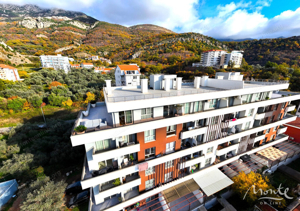 roskoshnyj penthaus s bolshoj terrasoj na kryshe garazhnym mestom i kladovoj v bechichi budva 36