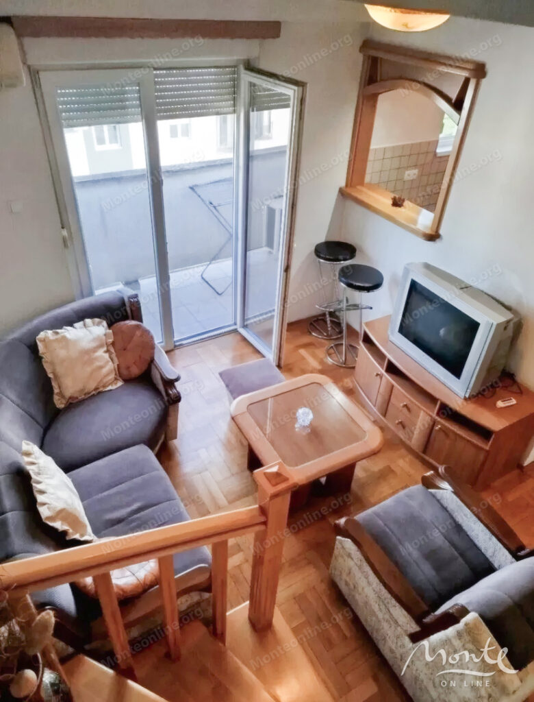 uyutnaya dvuhurovnevaya kvartira s 1 spalnej v podgoricze rajon zabelo 02