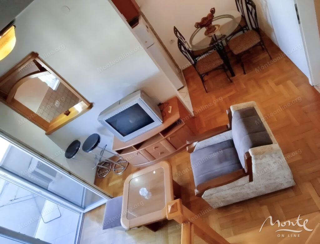 uyutnaya dvuhurovnevaya kvartira s 1 spalnej v podgoricze rajon zabelo 03