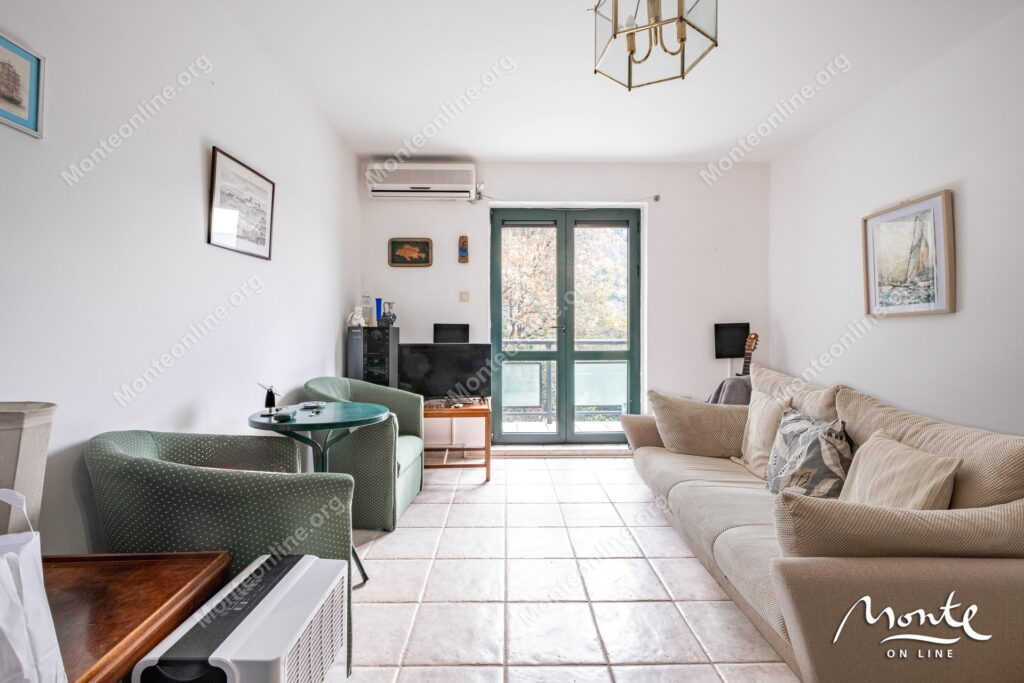 uyutnaya dvuhurovnevaya kvartira s 2 spalnyami u morya v lyute kotor 02