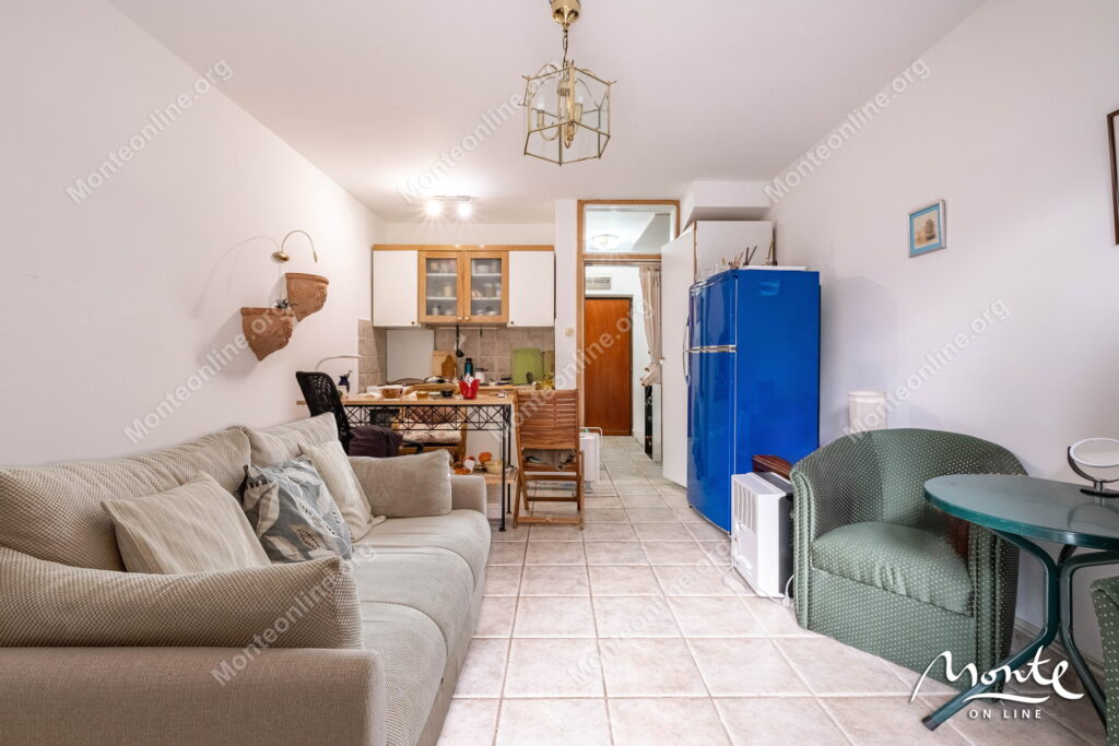 uyutnaya dvuhurovnevaya kvartira s 2 spalnyami u morya v lyute kotor 03