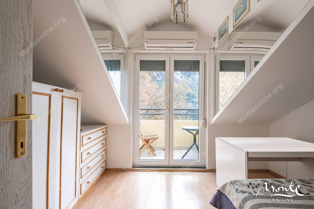 uyutnaya dvuhurovnevaya kvartira s 2 spalnyami u morya v lyute kotor 05