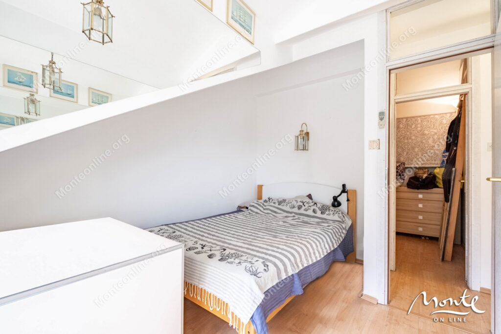 uyutnaya dvuhurovnevaya kvartira s 2 spalnyami u morya v lyute kotor 07