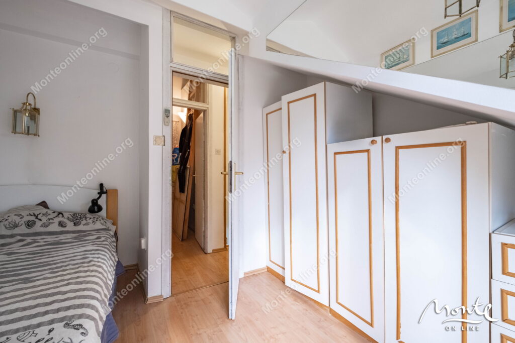 uyutnaya dvuhurovnevaya kvartira s 2 spalnyami u morya v lyute kotor 08