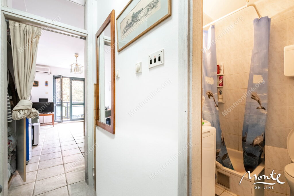 uyutnaya dvuhurovnevaya kvartira s 2 spalnyami u morya v lyute kotor 09