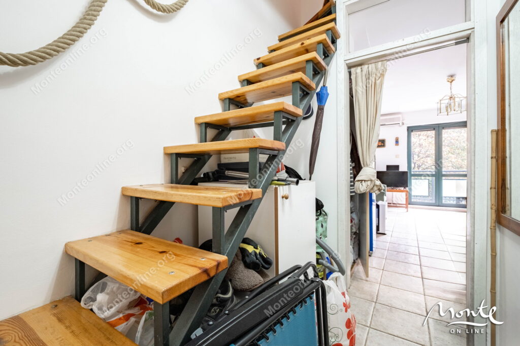 uyutnaya dvuhurovnevaya kvartira s 2 spalnyami u morya v lyute kotor 10