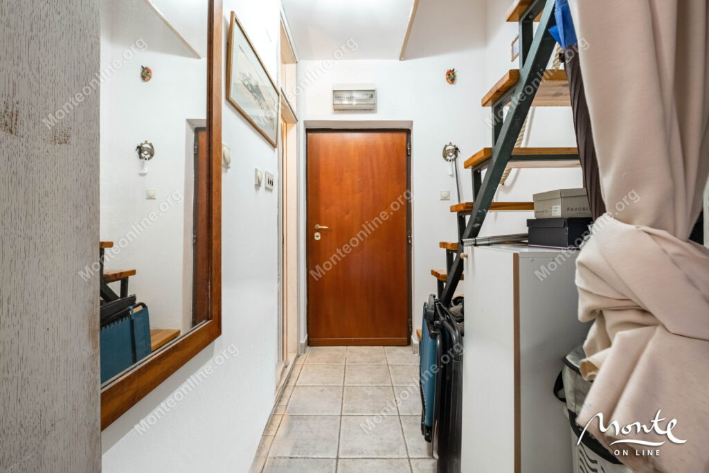 uyutnaya dvuhurovnevaya kvartira s 2 spalnyami u morya v lyute kotor 11