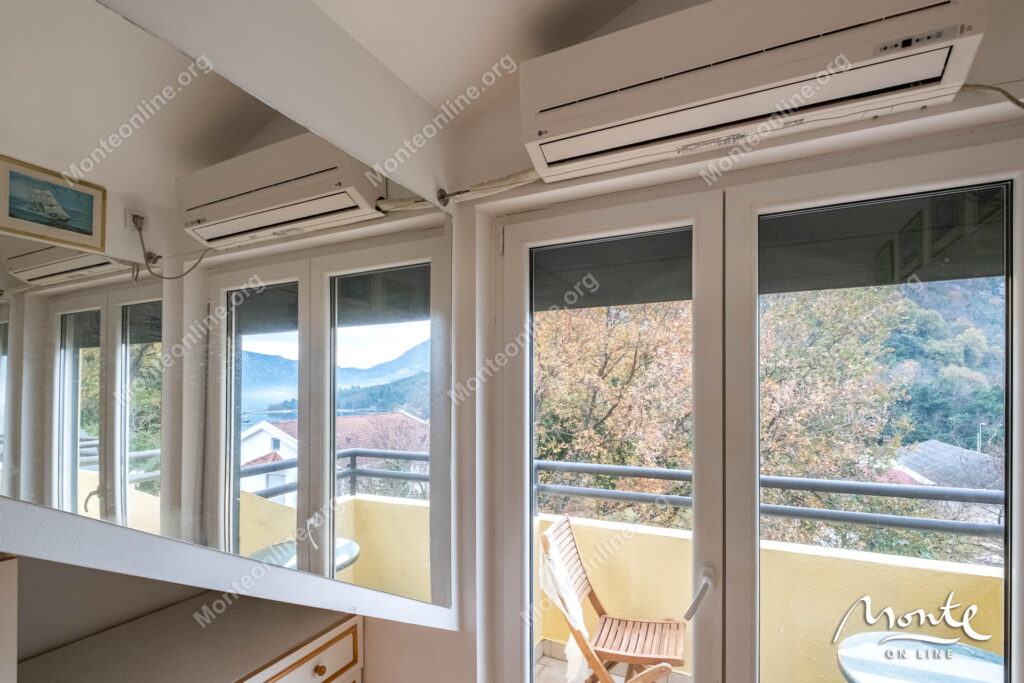 uyutnaya dvuhurovnevaya kvartira s 2 spalnyami u morya v lyute kotor 12