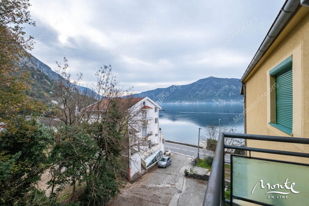 uyutnaya dvuhurovnevaya kvartira s 2 spalnyami u morya v lyute kotor 13