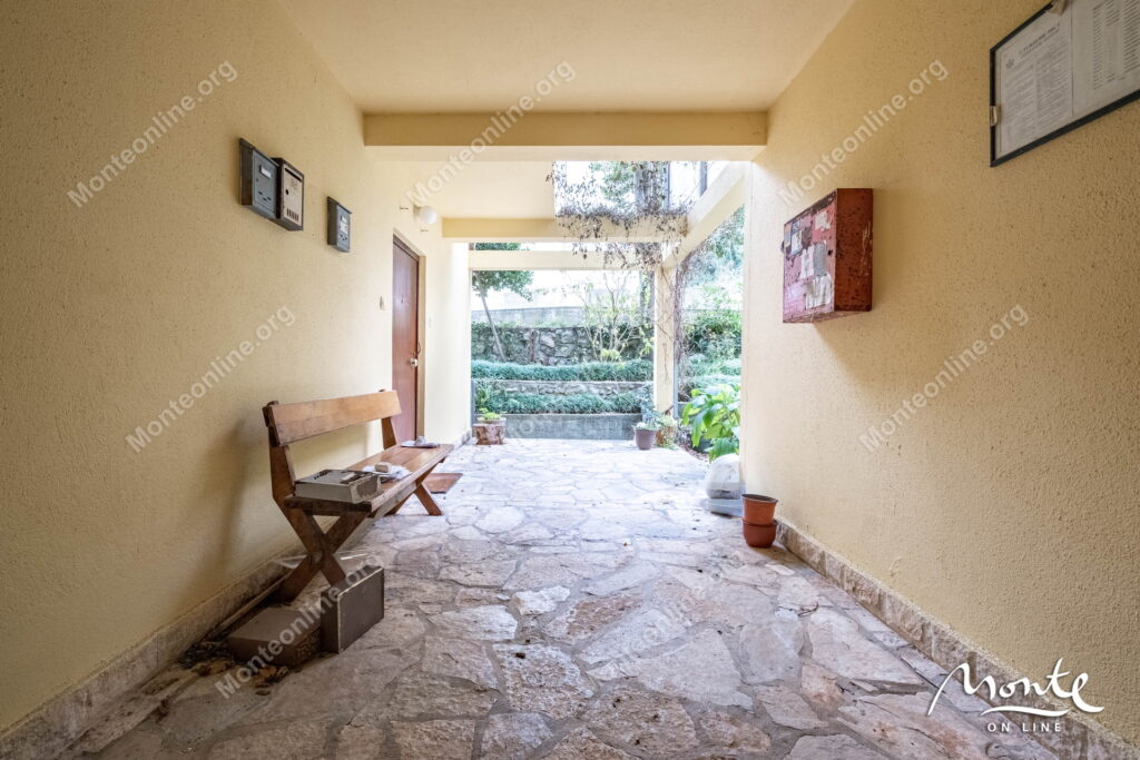 uyutnaya dvuhurovnevaya kvartira s 2 spalnyami u morya v lyute kotor 18