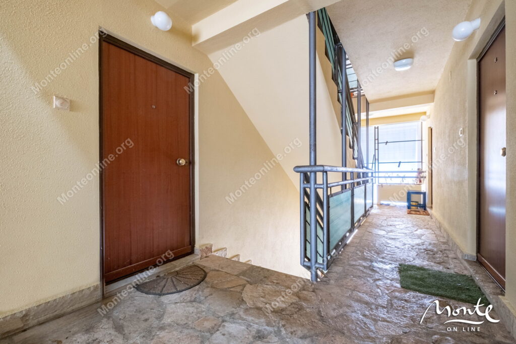 uyutnaya dvuhurovnevaya kvartira s 2 spalnyami u morya v lyute kotor 19