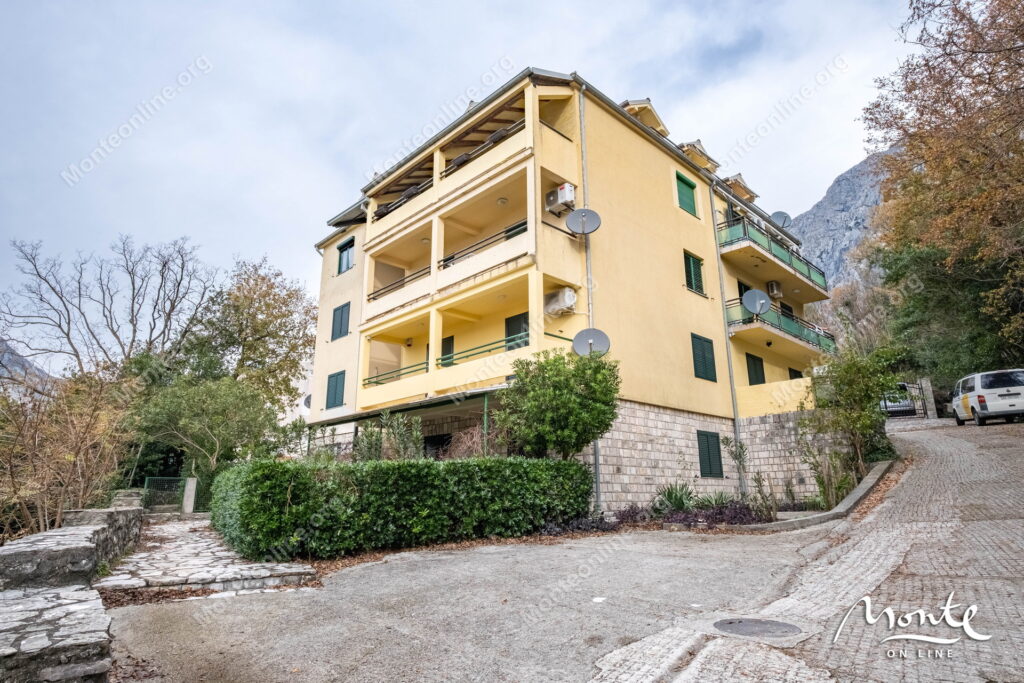 uyutnaya dvuhurovnevaya kvartira s 2 spalnyami u morya v lyute kotor 20