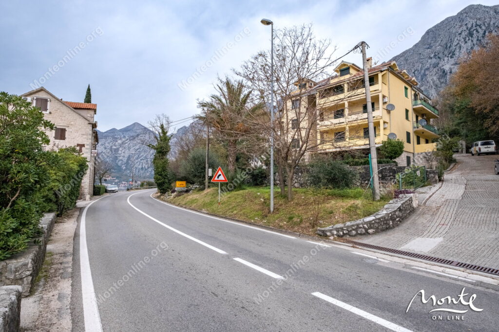 uyutnaya dvuhurovnevaya kvartira s 2 spalnyami u morya v lyute kotor 21