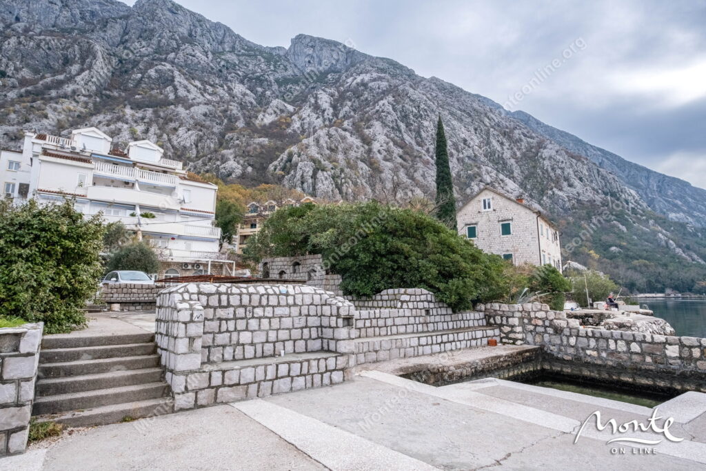 uyutnaya dvuhurovnevaya kvartira s 2 spalnyami u morya v lyute kotor 22