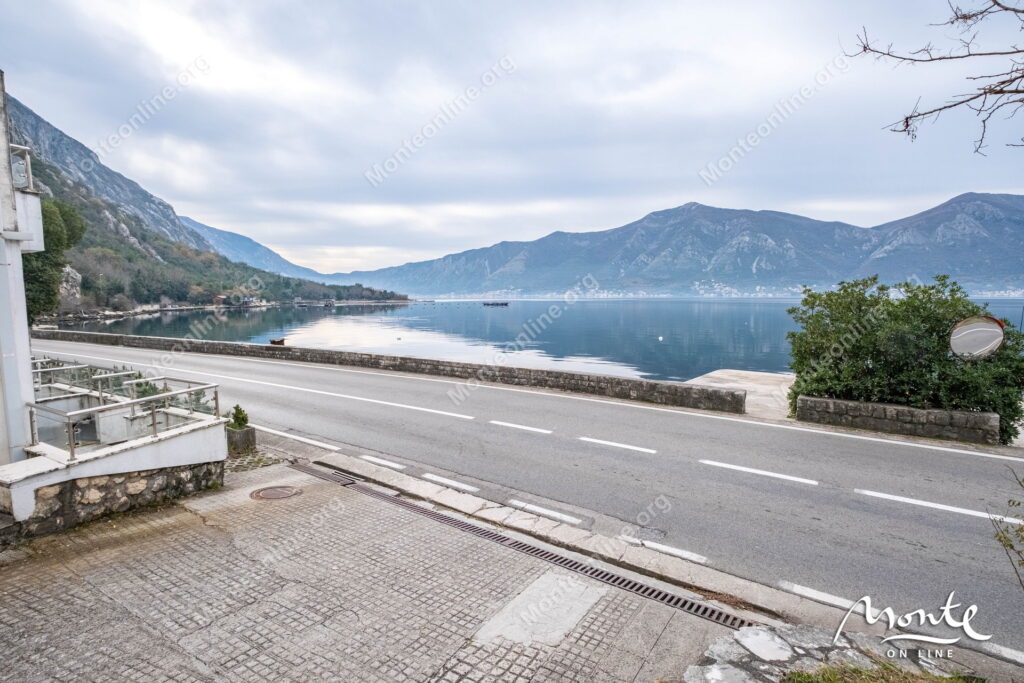 uyutnaya dvuhurovnevaya kvartira s 2 spalnyami u morya v lyute kotor 23