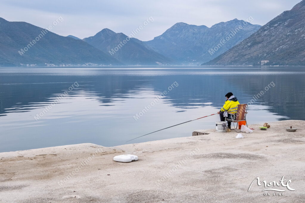 uyutnaya dvuhurovnevaya kvartira s 2 spalnyami u morya v lyute kotor 24