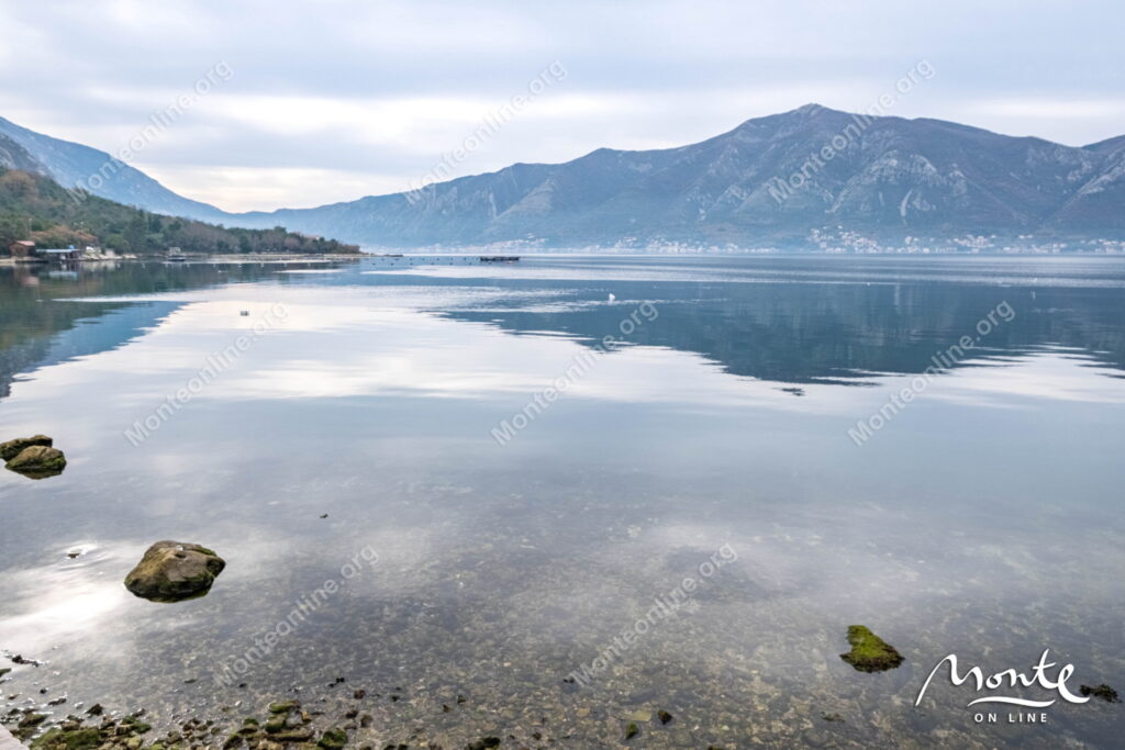 uyutnaya dvuhurovnevaya kvartira s 2 spalnyami u morya v lyute kotor 25