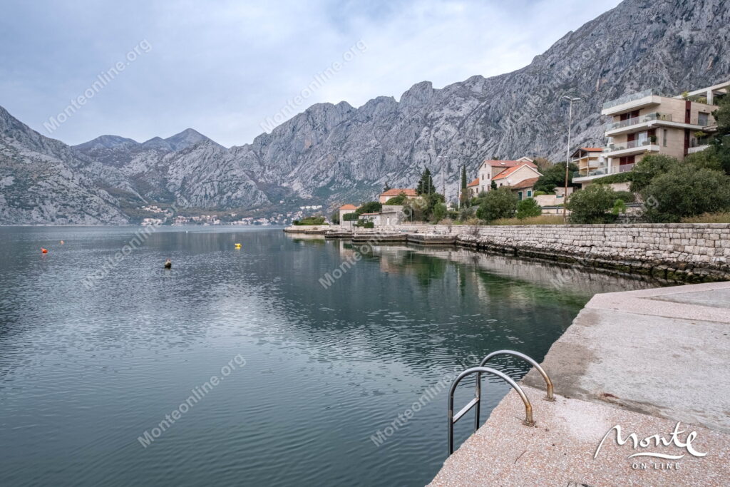 uyutnaya dvuhurovnevaya kvartira s 2 spalnyami u morya v lyute kotor 26