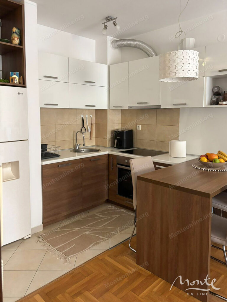 uyutnaya kvartira s 1 spalnej v budve rajon lazi 03