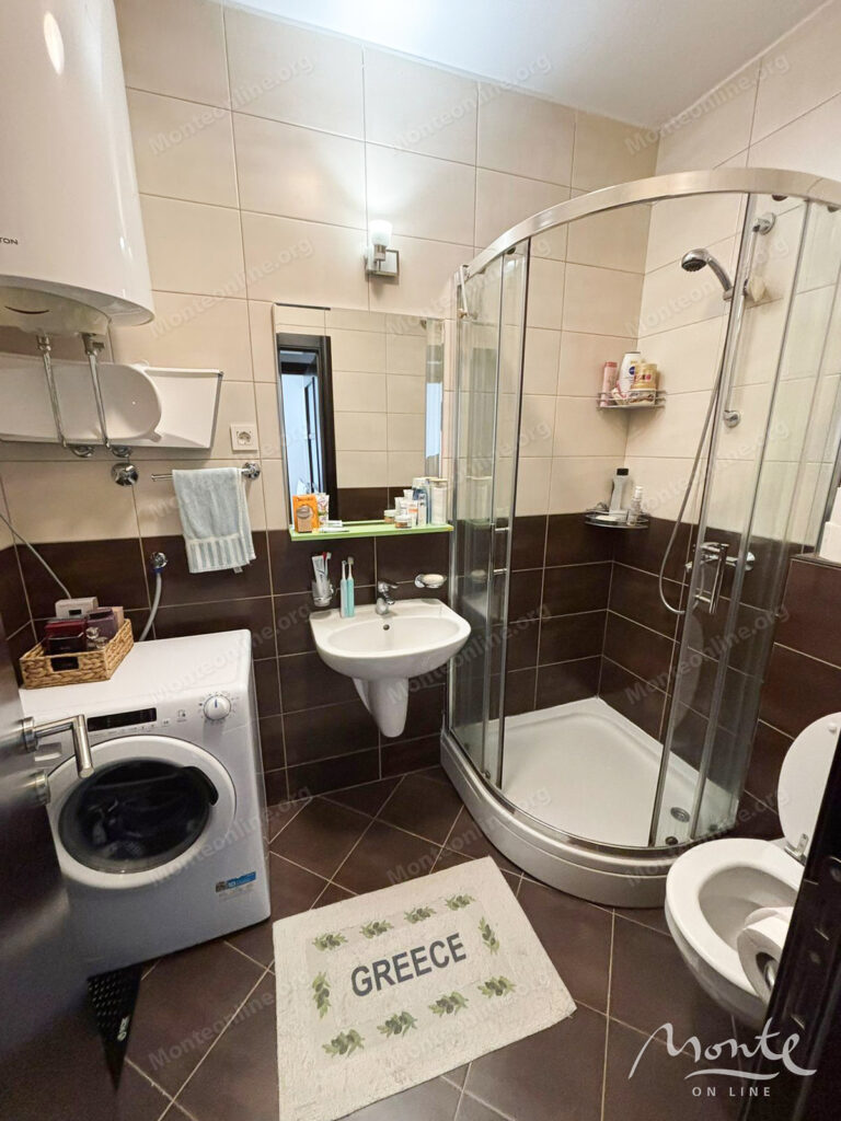 uyutnaya kvartira s 1 spalnej v budve rajon lazi 10