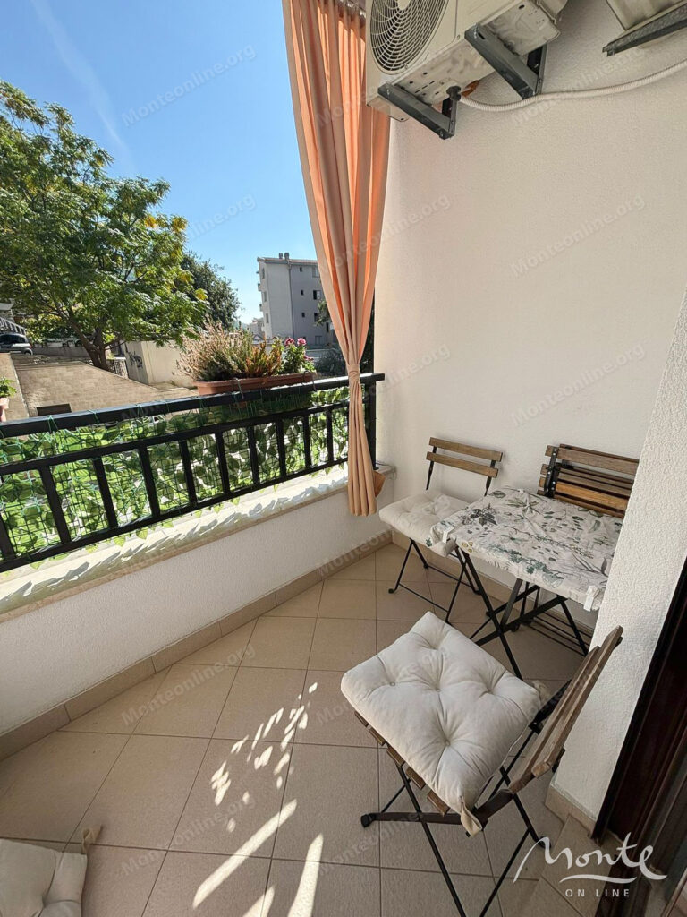 uyutnaya kvartira s 1 spalnej v budve rajon lazi 11