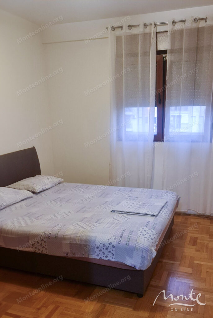 uyutnaya kvartira s 1 spalnej v rajone staryj aerodrom podgoricza 03