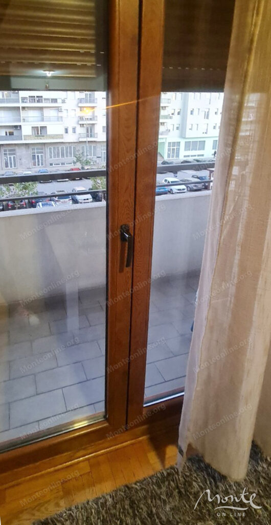 uyutnaya kvartira s 1 spalnej v rajone staryj aerodrom podgoricza 06