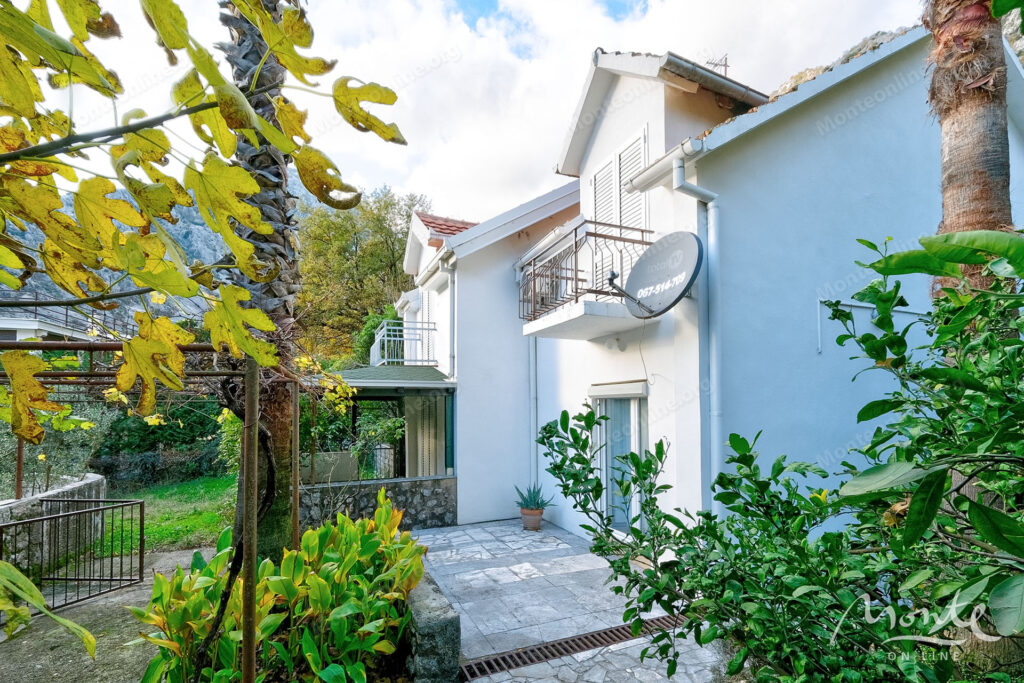 uyutnyj kompleks iz dvuh domov v orahovcze idealnoe mesto dlya semejnoj zhizni i otdyha u morya 01