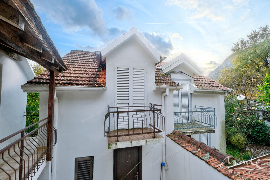 uyutnyj kompleks iz dvuh domov v orahovcze idealnoe mesto dlya semejnoj zhizni i otdyha u morya 02