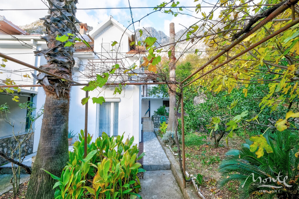 uyutnyj kompleks iz dvuh domov v orahovcze idealnoe mesto dlya semejnoj zhizni i otdyha u morya 03