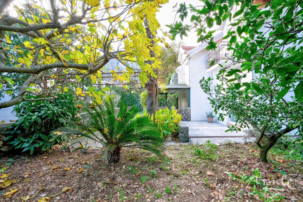 uyutnyj kompleks iz dvuh domov v orahovcze idealnoe mesto dlya semejnoj zhizni i otdyha u morya 04