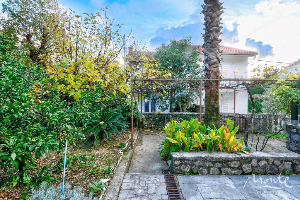 uyutnyj kompleks iz dvuh domov v orahovcze idealnoe mesto dlya semejnoj zhizni i otdyha u morya 05