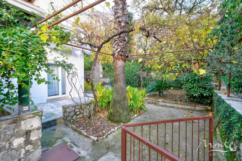 uyutnyj kompleks iz dvuh domov v orahovcze idealnoe mesto dlya semejnoj zhizni i otdyha u morya 06