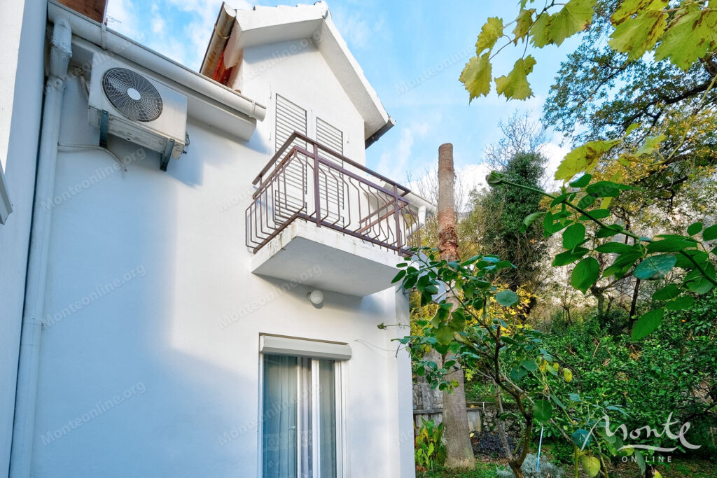 uyutnyj kompleks iz dvuh domov v orahovcze idealnoe mesto dlya semejnoj zhizni i otdyha u morya 07