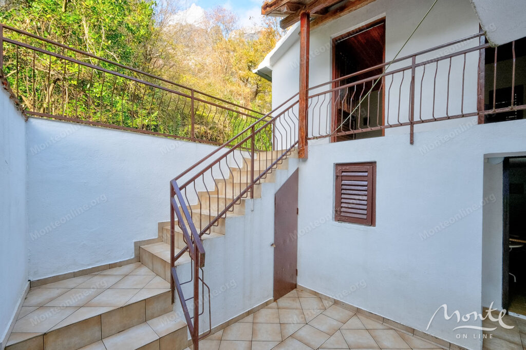 uyutnyj kompleks iz dvuh domov v orahovcze idealnoe mesto dlya semejnoj zhizni i otdyha u morya 09