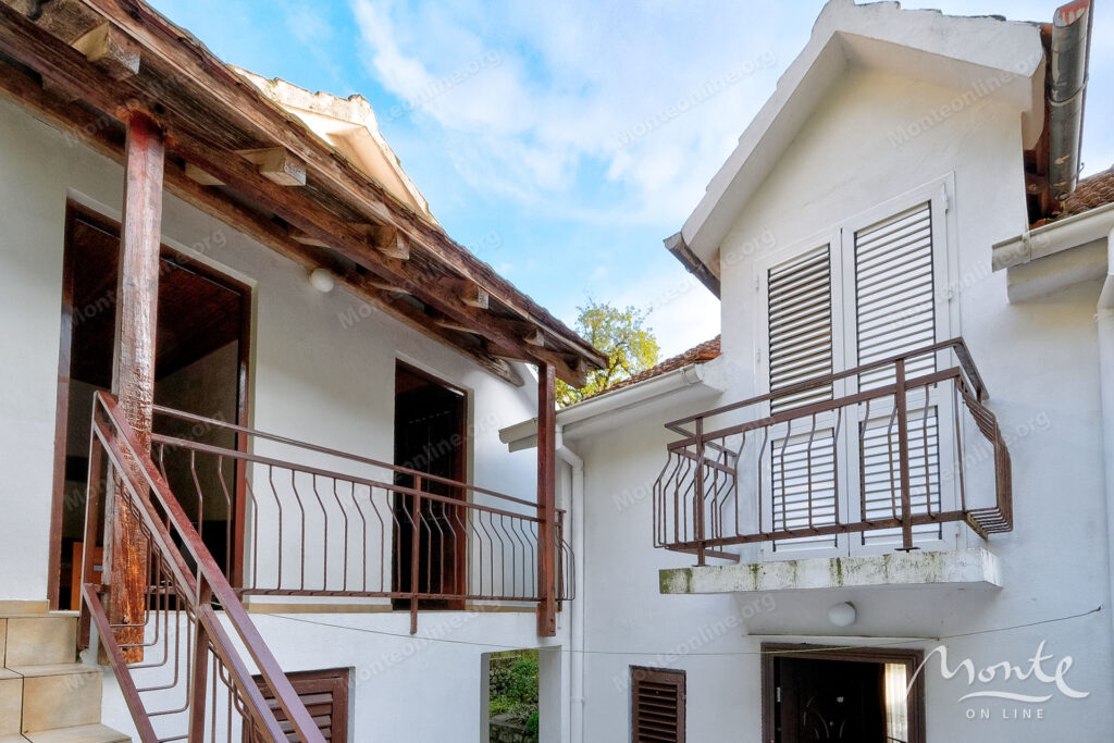 uyutnyj kompleks iz dvuh domov v orahovcze idealnoe mesto dlya semejnoj zhizni i otdyha u morya 10