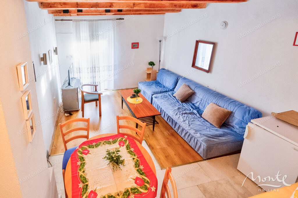 uyutnyj kompleks iz dvuh domov v orahovcze idealnoe mesto dlya semejnoj zhizni i otdyha u morya 12