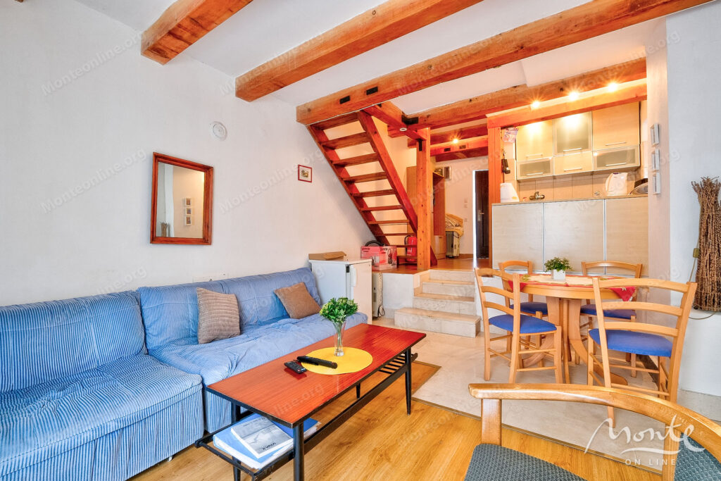 uyutnyj kompleks iz dvuh domov v orahovcze idealnoe mesto dlya semejnoj zhizni i otdyha u morya 13