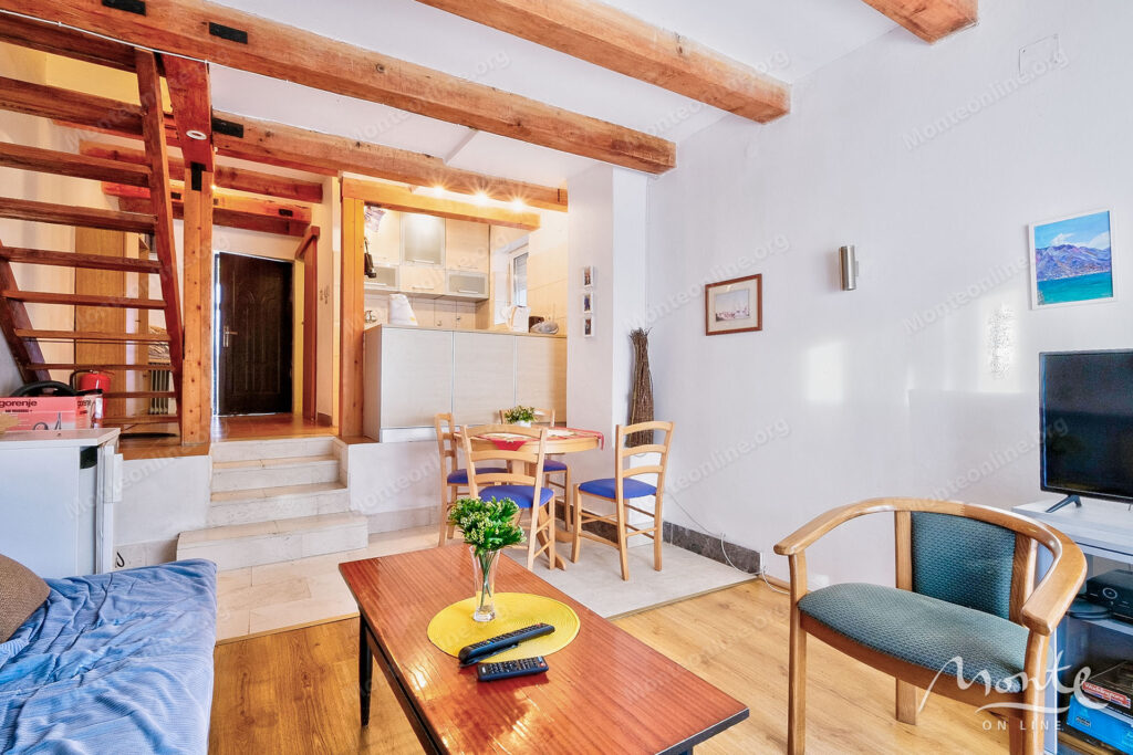 uyutnyj kompleks iz dvuh domov v orahovcze idealnoe mesto dlya semejnoj zhizni i otdyha u morya 14