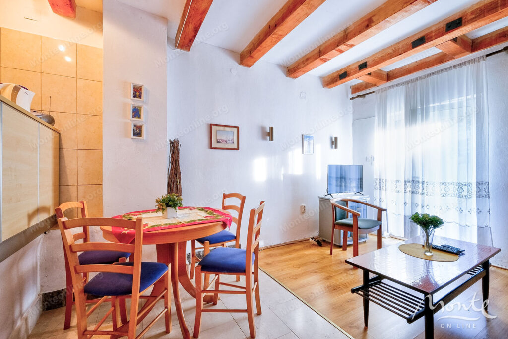 uyutnyj kompleks iz dvuh domov v orahovcze idealnoe mesto dlya semejnoj zhizni i otdyha u morya 15