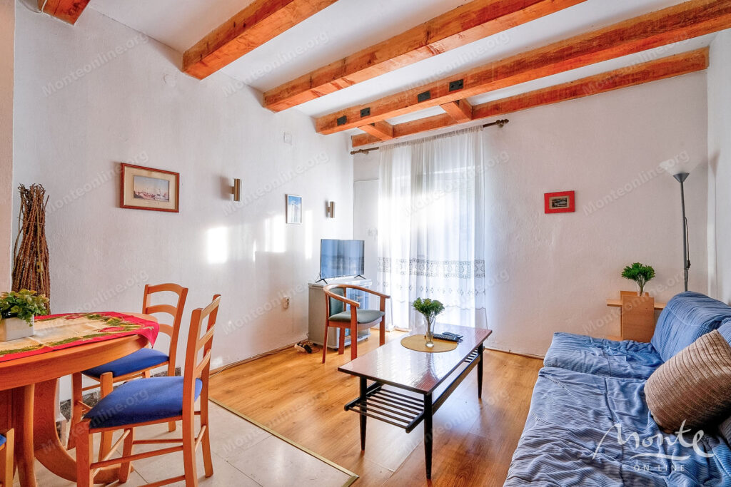 uyutnyj kompleks iz dvuh domov v orahovcze idealnoe mesto dlya semejnoj zhizni i otdyha u morya 16