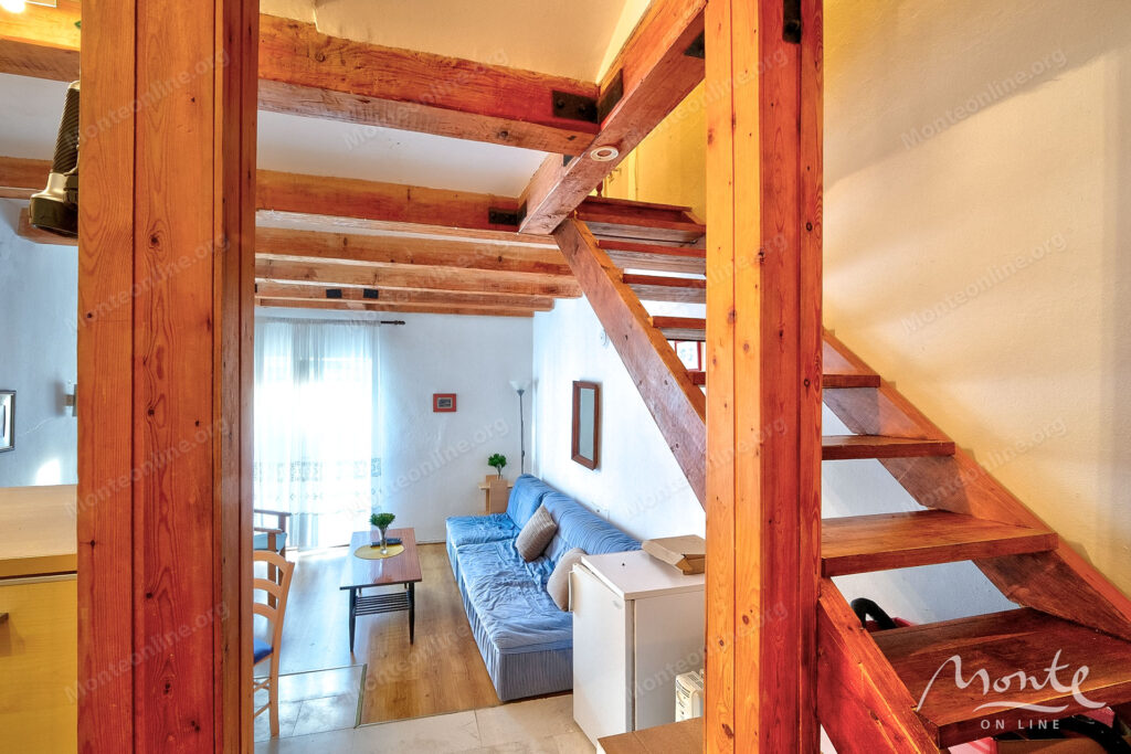 uyutnyj kompleks iz dvuh domov v orahovcze idealnoe mesto dlya semejnoj zhizni i otdyha u morya 17