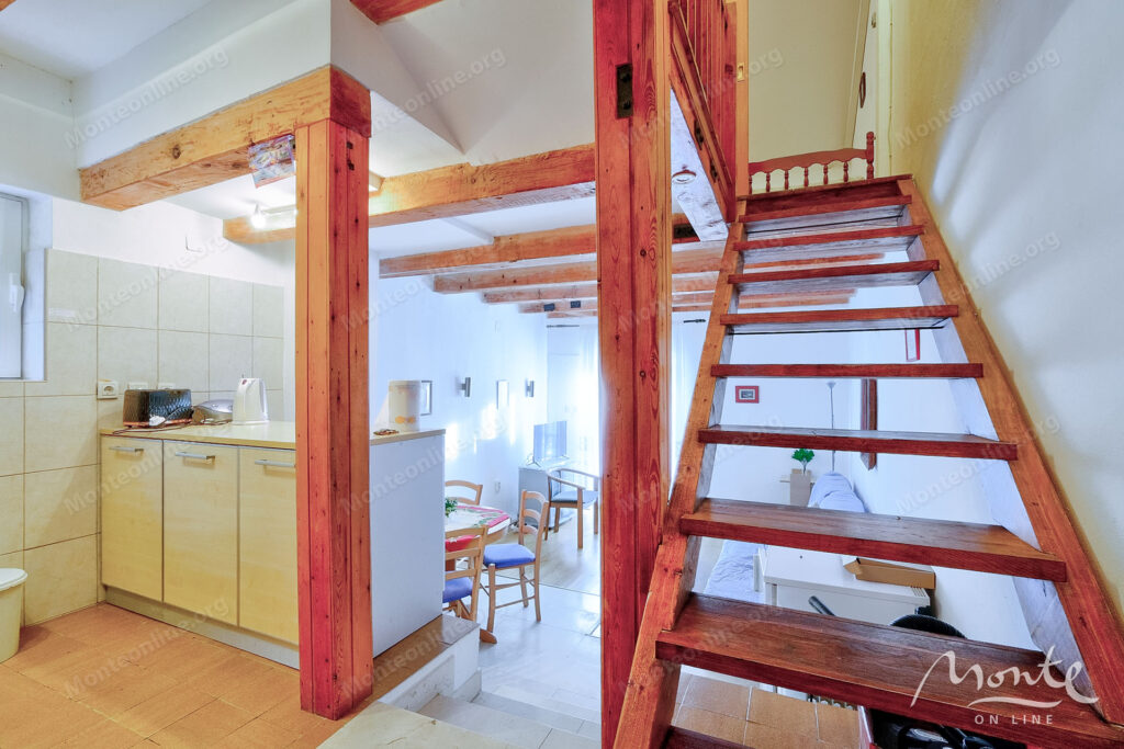 uyutnyj kompleks iz dvuh domov v orahovcze idealnoe mesto dlya semejnoj zhizni i otdyha u morya 18