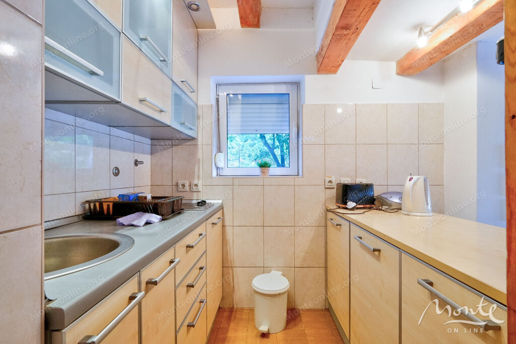 uyutnyj kompleks iz dvuh domov v orahovcze idealnoe mesto dlya semejnoj zhizni i otdyha u morya 19